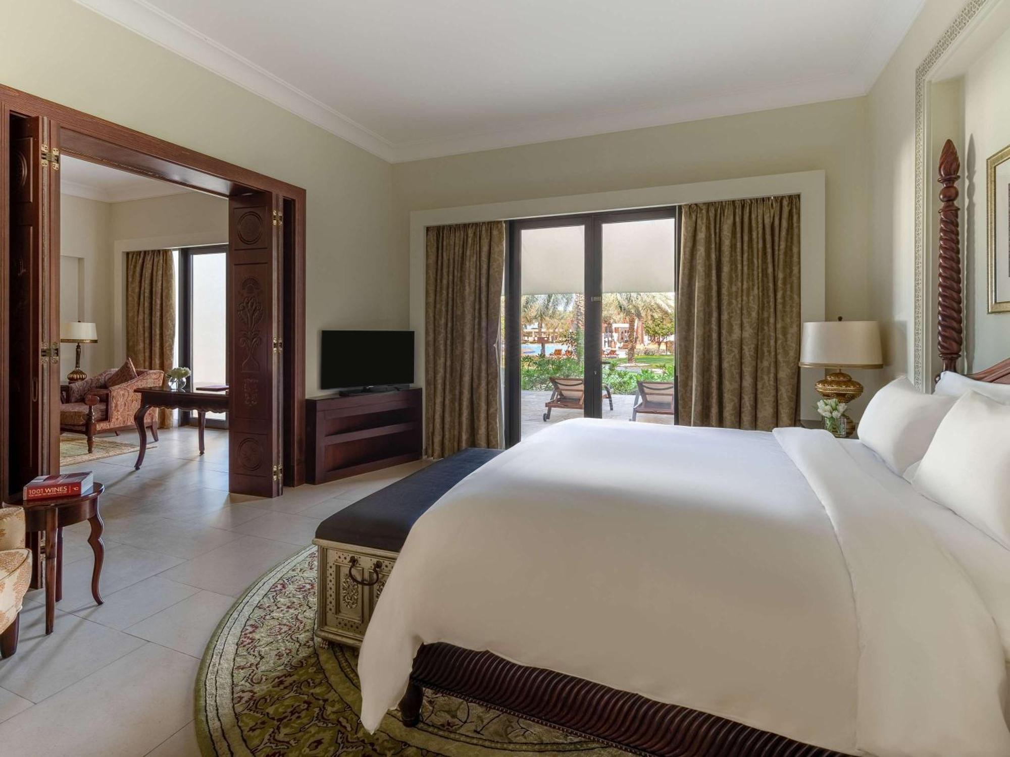 Sofitel Bahrain Zallaq Thalassa Sea&Spa Hotel Al-Manamah Bagian luar foto A bedroom at the Jumeirah Royal Mirage