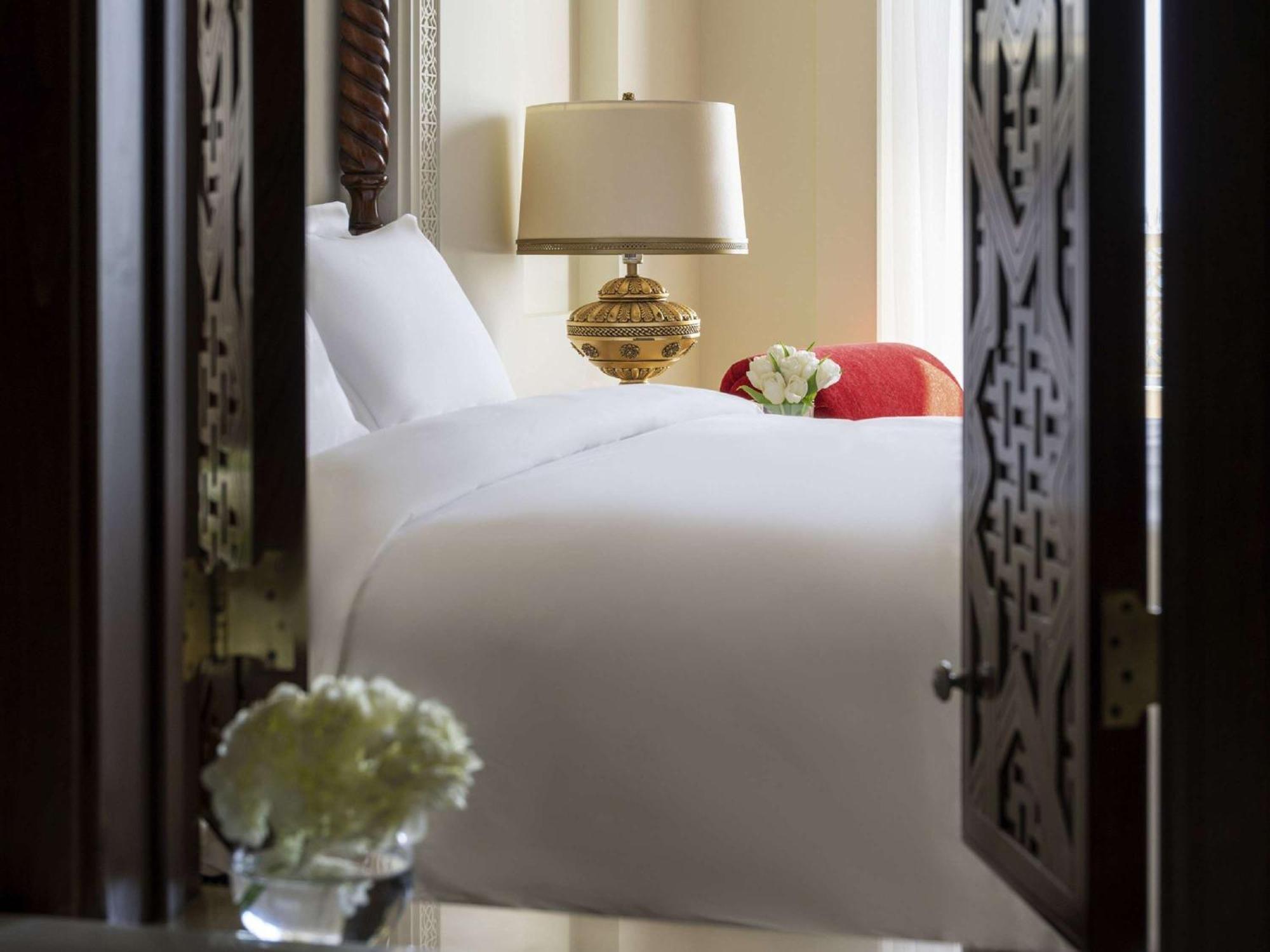Sofitel Bahrain Zallaq Thalassa Sea&Spa Hotel Al-Manamah Bagian luar foto A guest room at the Four Seasons Hotel