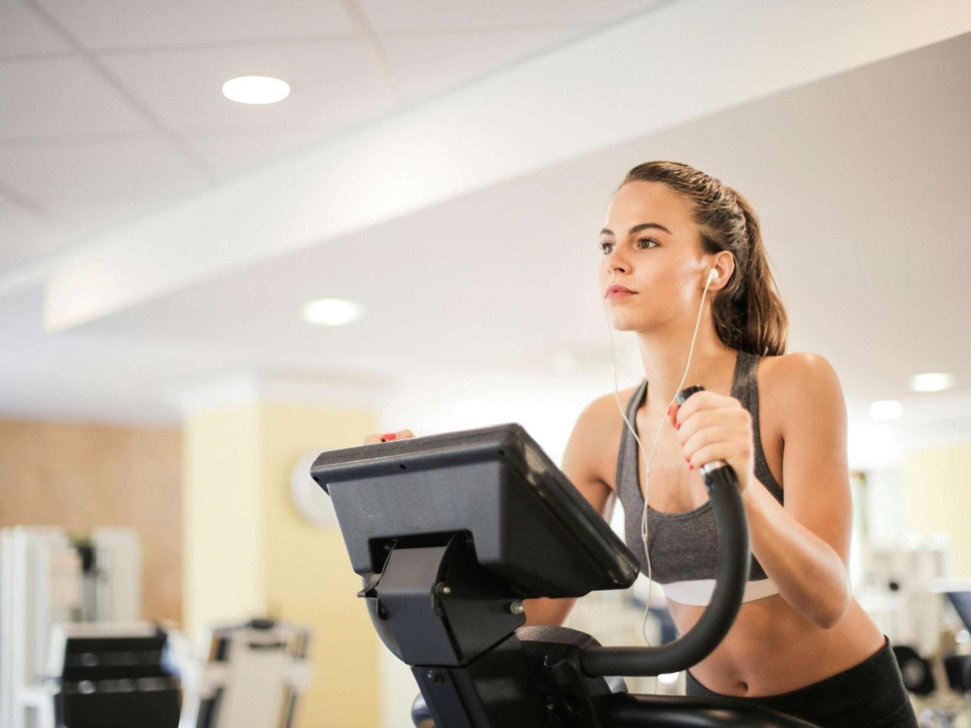 Sofitel Bahrain Zallaq Thalassa Sea&Spa Hotel Al-Manamah Bagian luar foto A woman on a treadmill