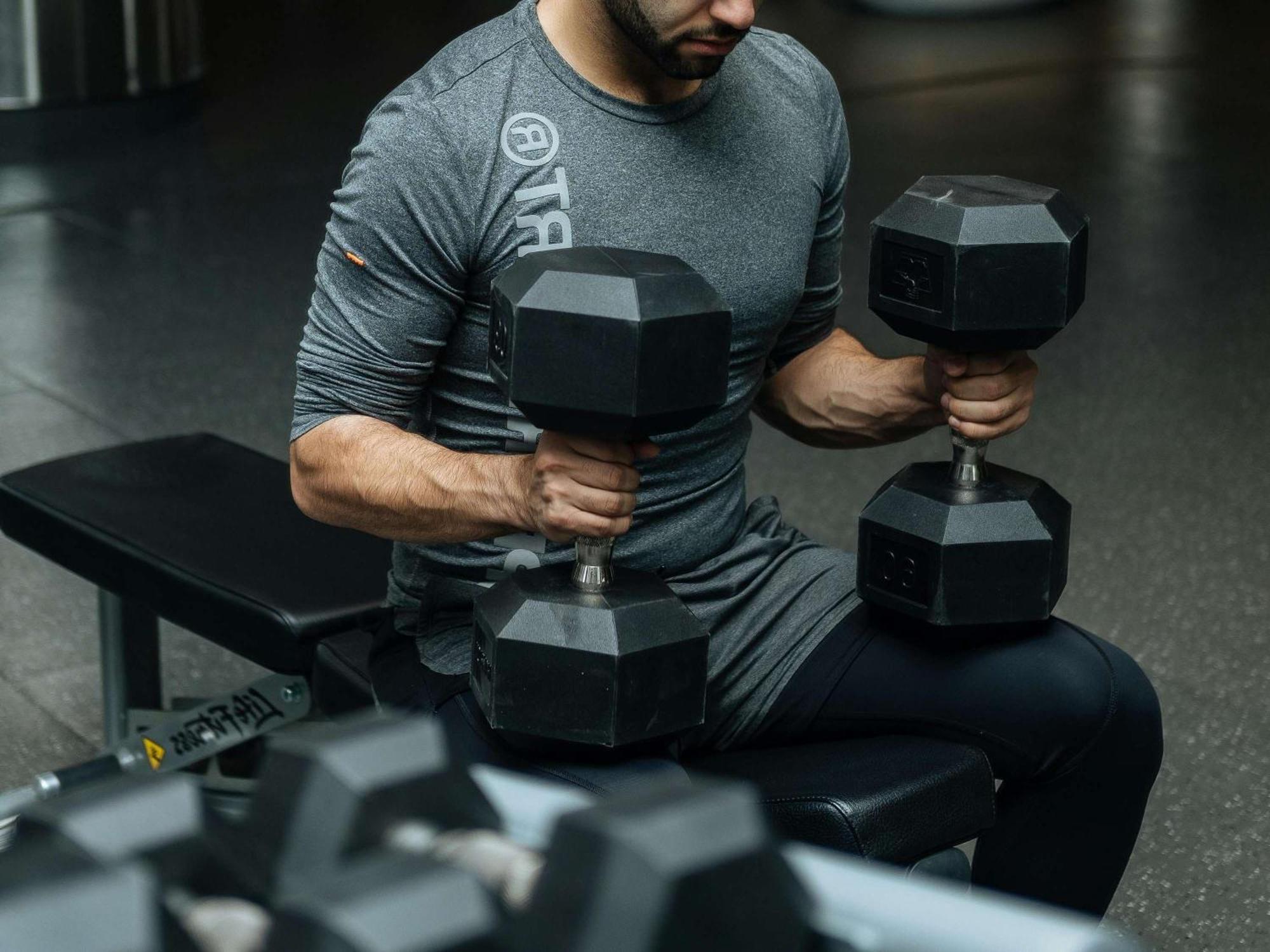 Sofitel Bahrain Zallaq Thalassa Sea&Spa Hotel Al-Manamah Bagian luar foto A bodybuilder training with dumbbells