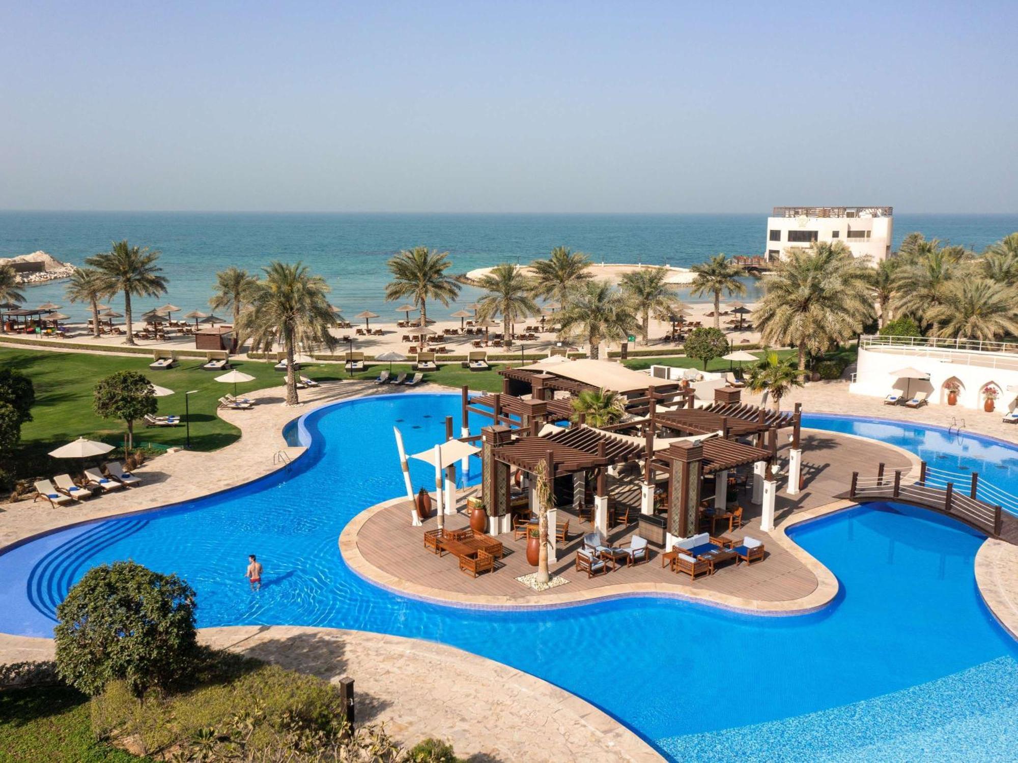 Sofitel Bahrain Zallaq Thalassa Sea&Spa Hotel Al-Manamah Bagian luar foto The pool at the Jumeirah Beach Hotel