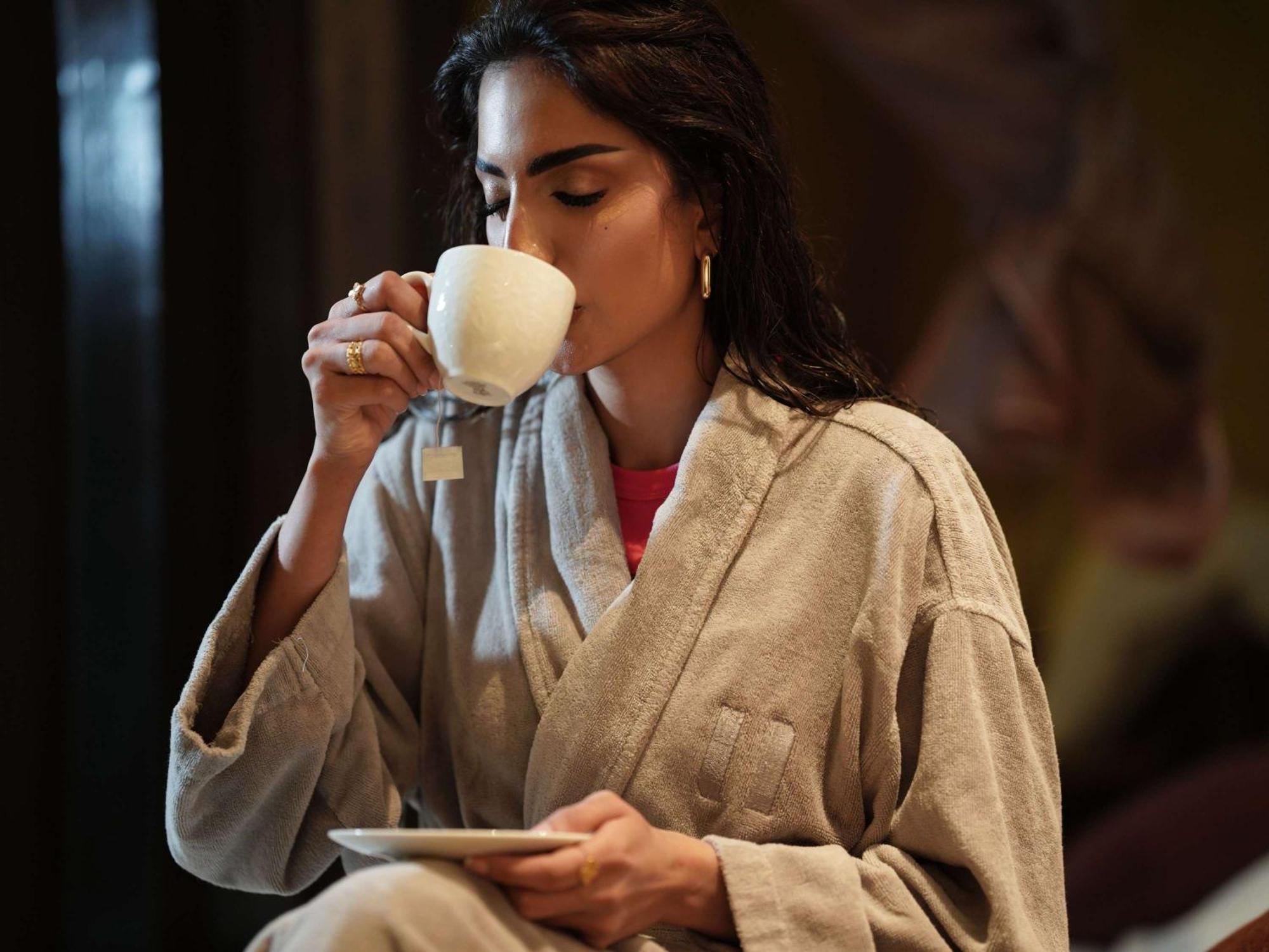 Sofitel Bahrain Zallaq Thalassa Sea&Spa Hotel Al-Manamah Bagian luar foto A woman drinking coffee